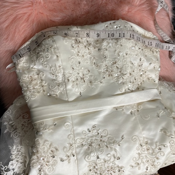 Wedding dress - Picture 4 of 11